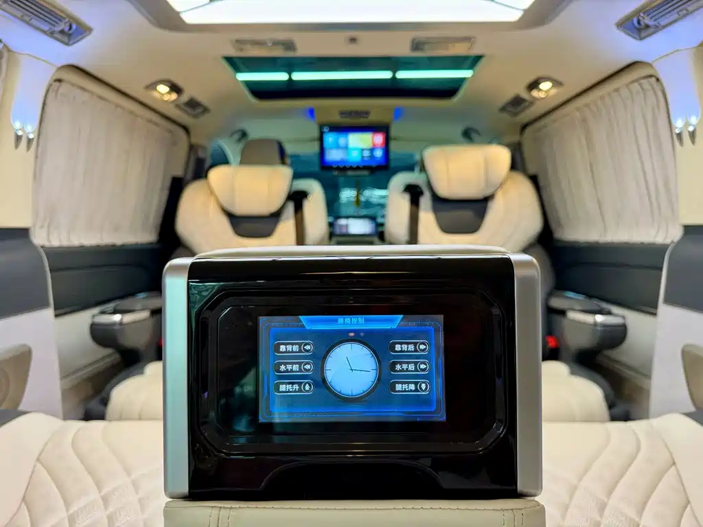 Mercedes-Benz V-Class 2021 — фото 13