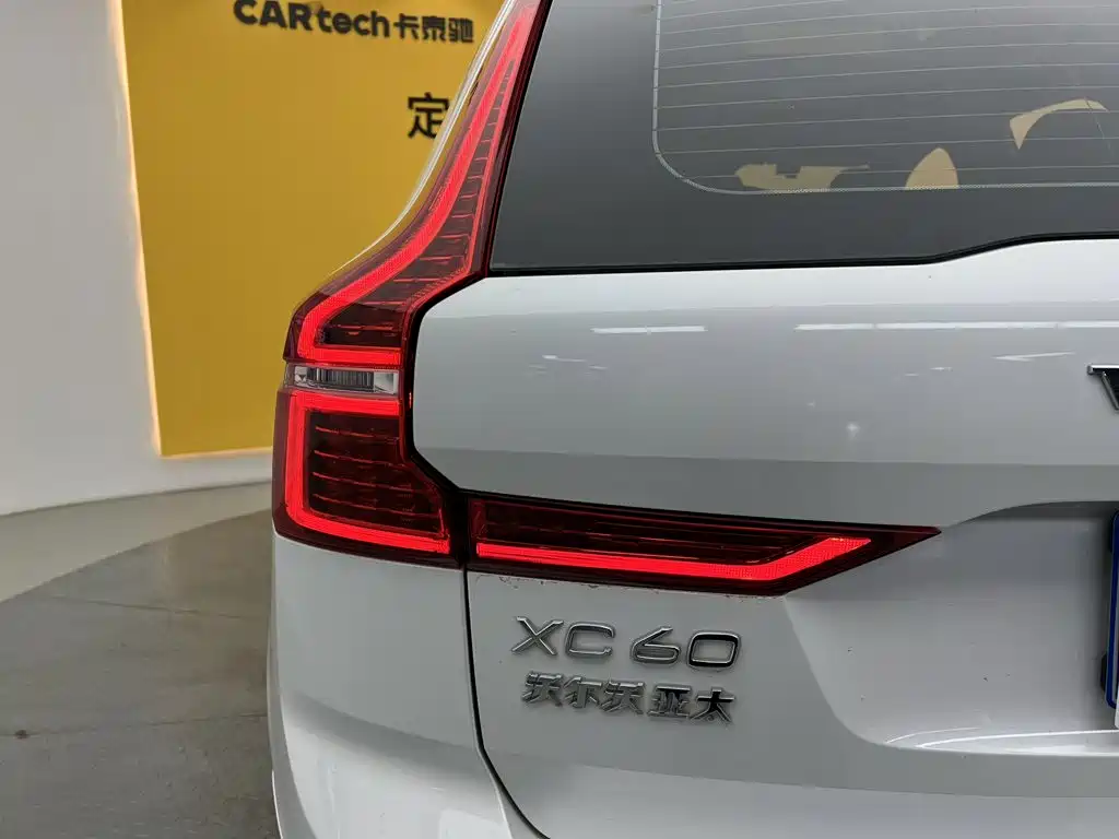 Volvo XC60 2022 — фото 10