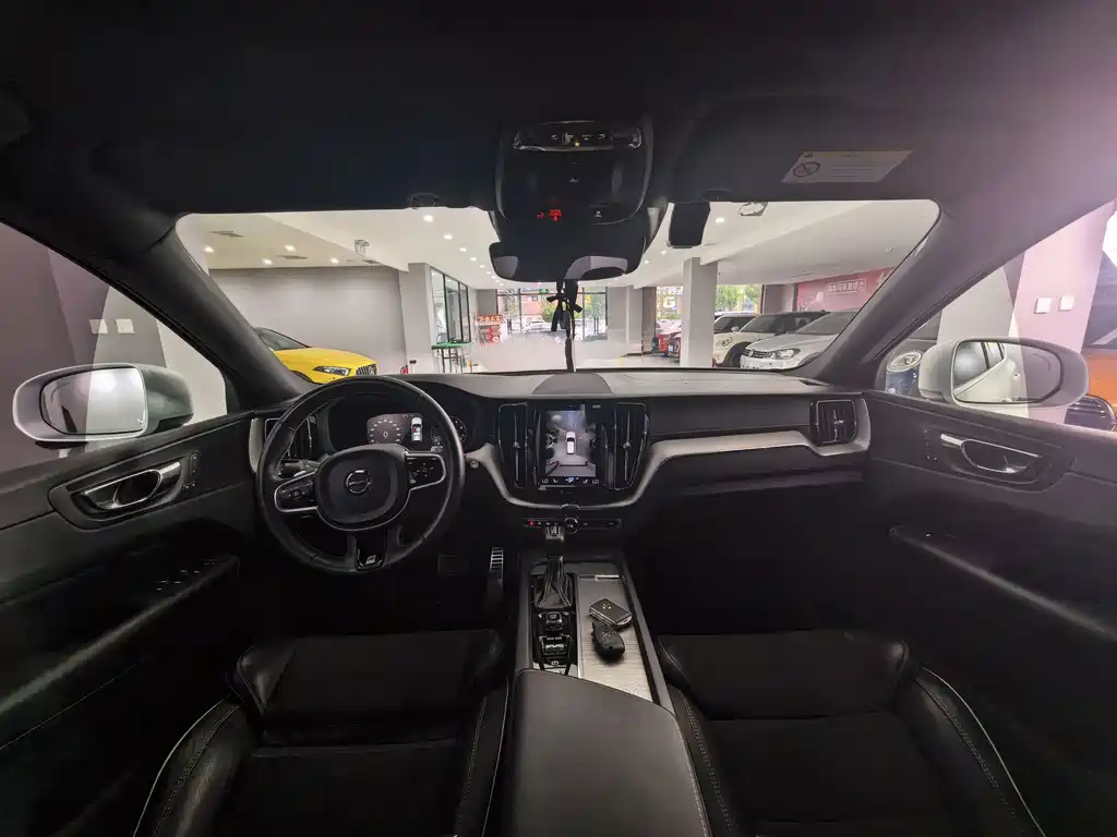 Volvo XC60 2018 — фото 17