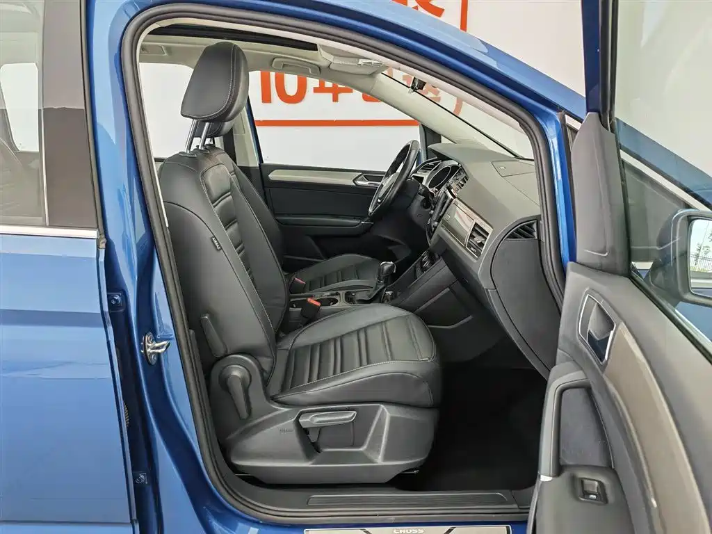 Volkswagen Touran 2018 — фото 23
