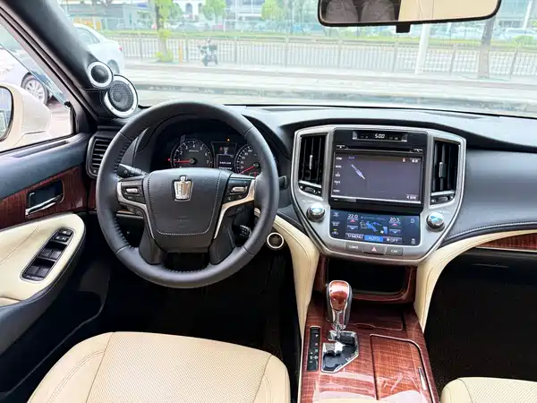 Toyota Crown 2016