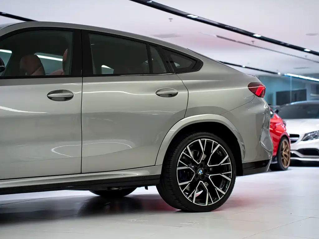 BMW X6 M 2023 — фото 9