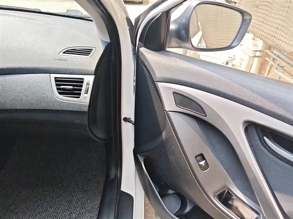 Hyundai Elantra Langdong 2017 — фото 20