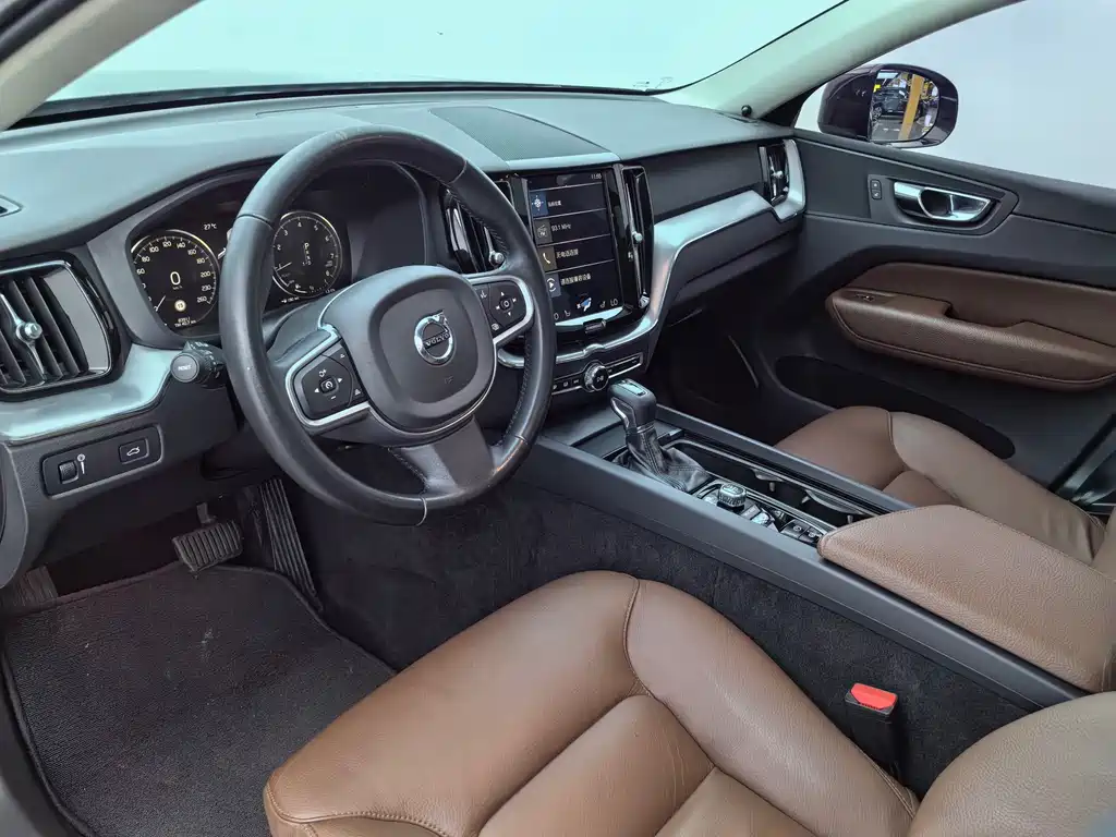 Volvo XC60 2018 — фото 14