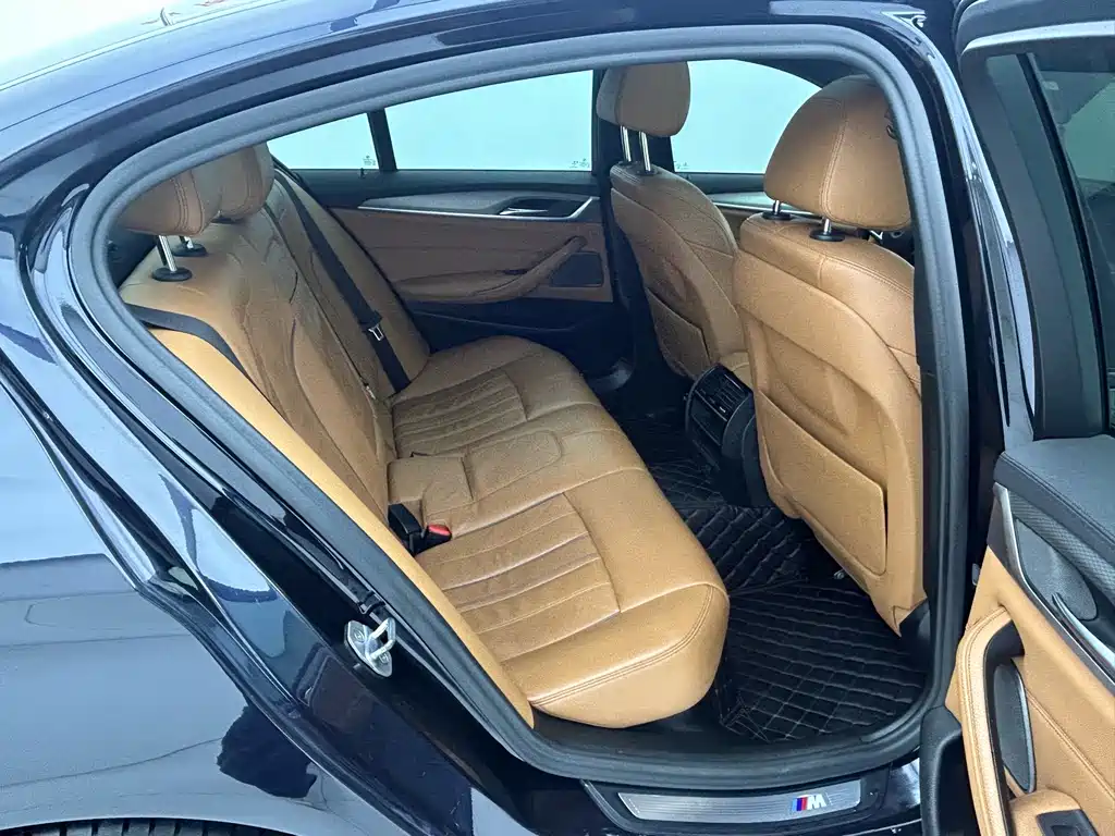 BMW 5 Series 2019 — фото 12