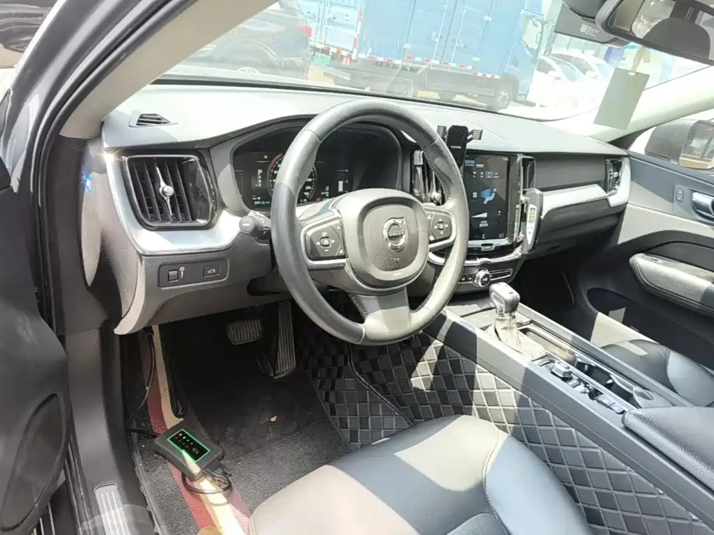 Volvo XC60 2018 — фото 10