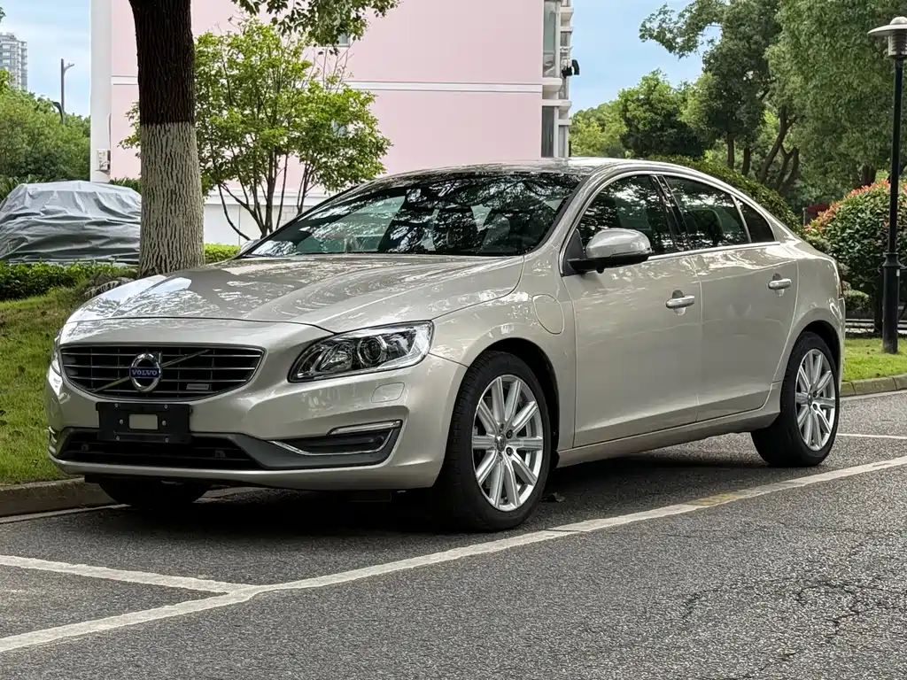 Volvo S60 Plug-In Hybrid 2016 — фото 1