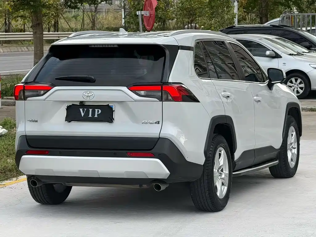 Toyota RAV4 2020 — фото 9