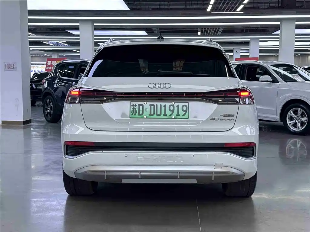 Audi Q4 e-tron 2023 — фото 14