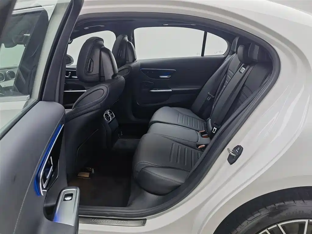 Mercedes-Benz C-Class 2025 — фото 15