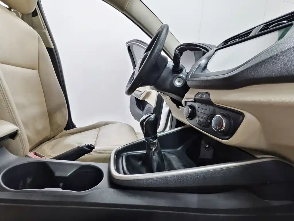 Ford Escort 2015 — фото 14