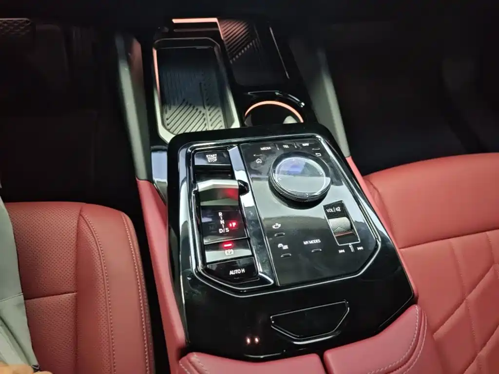 BMW 5 Series 2025 — фото 14