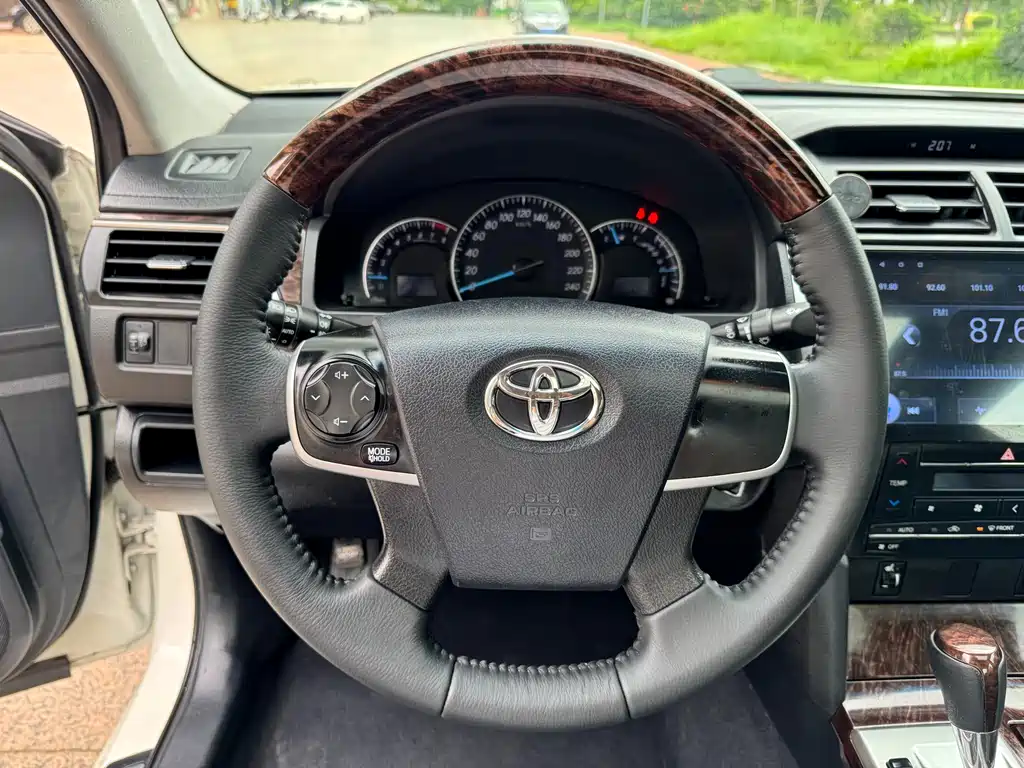 Toyota Camry 2015 — фото 11