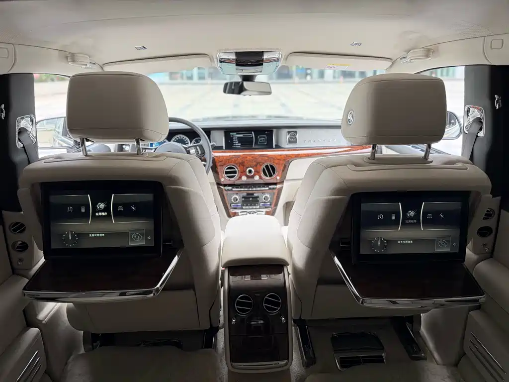 Rolls-Royce Phantom 2018 — фото 13