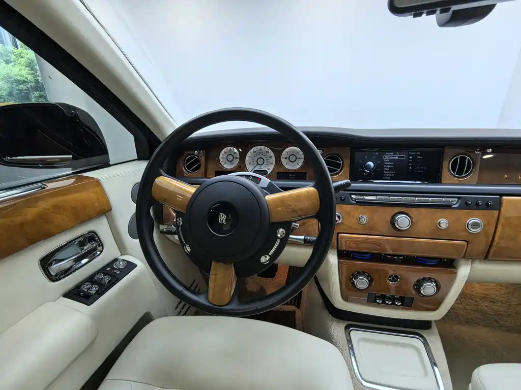 Rolls-Royce Phantom 2015 — фото 12