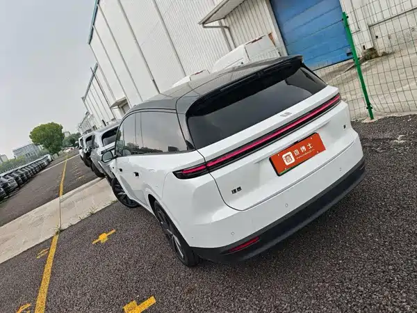 Li Auto i8 2025