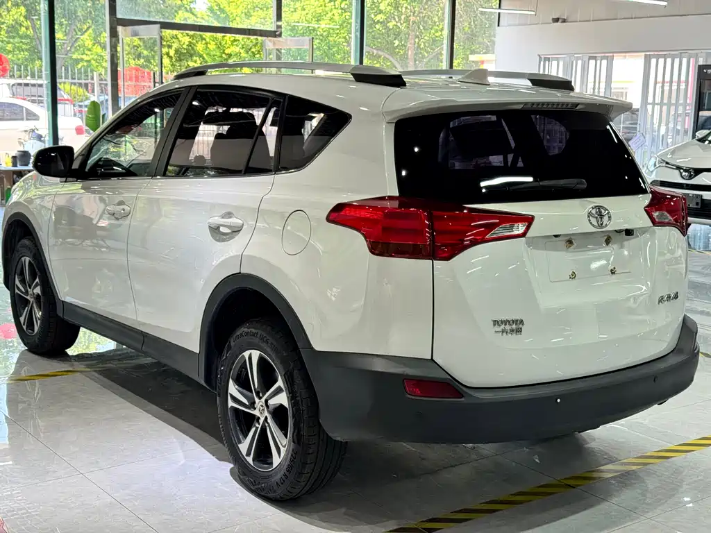 Toyota RAV4 2015 — фото 5