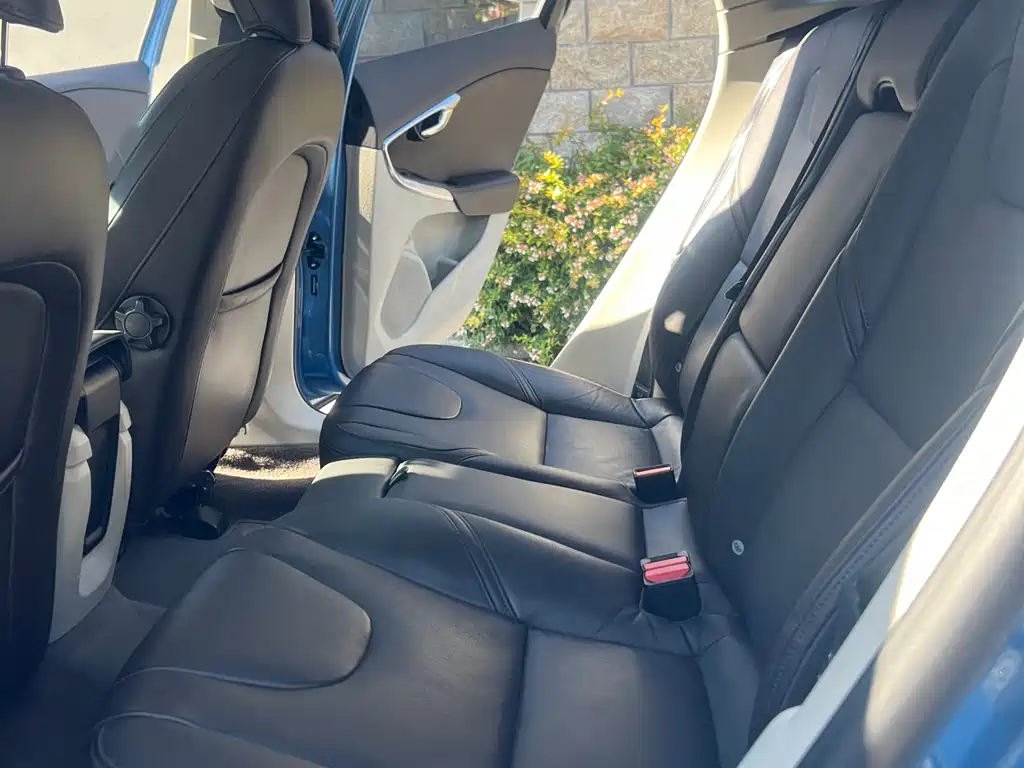 Volvo V40 2016 — фото 11