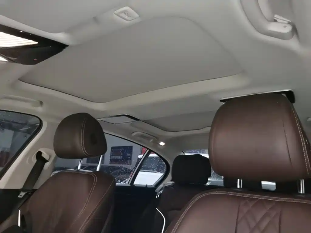 BMW 5 Series 2018 — фото 18