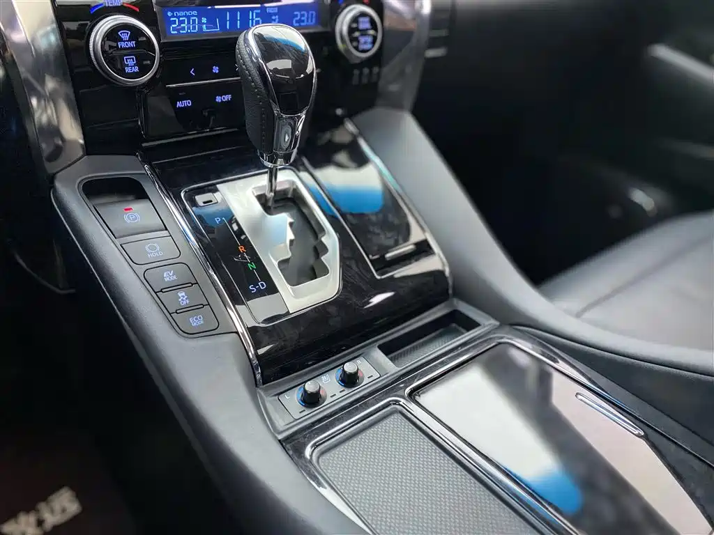 Toyota Vellfire 2023 — фото 19