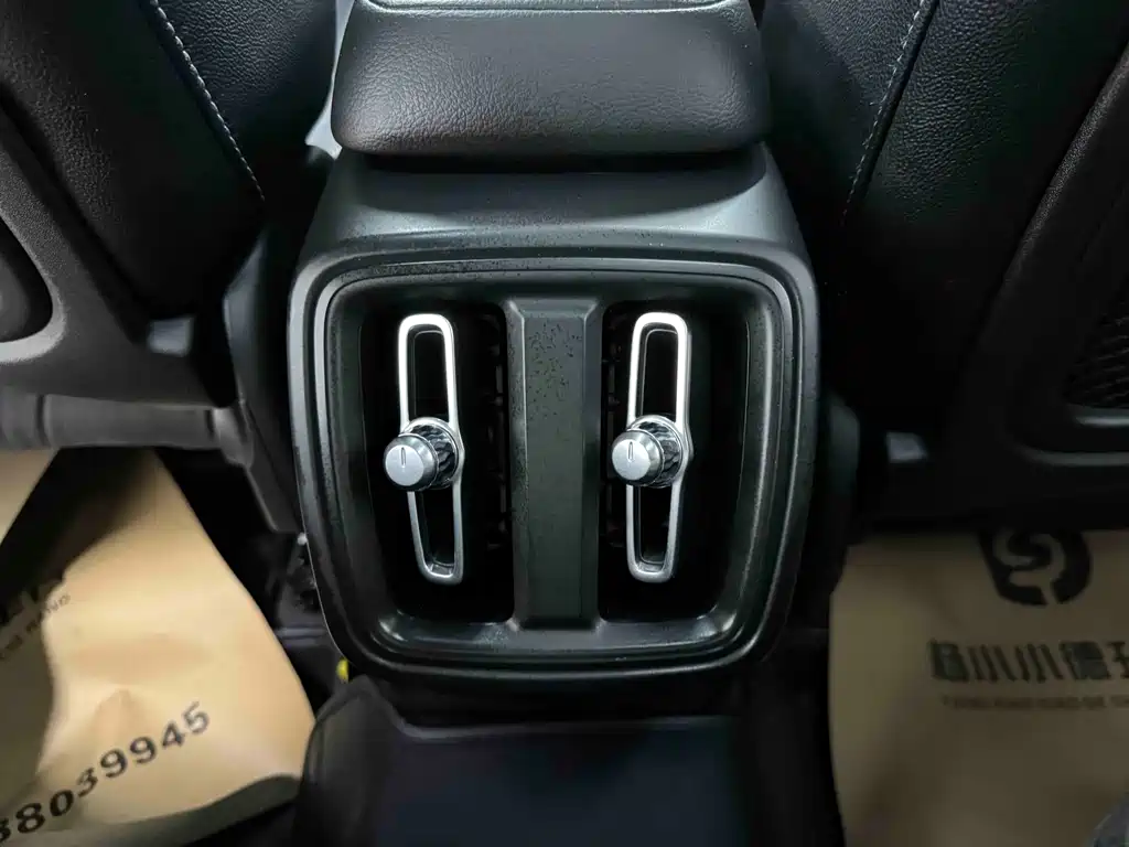 Volvo XC40 2021 — фото 17