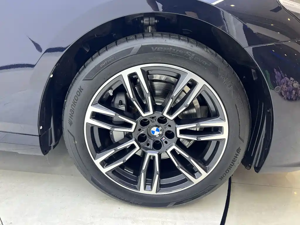 BMW 5 Series 2025 — фото 10