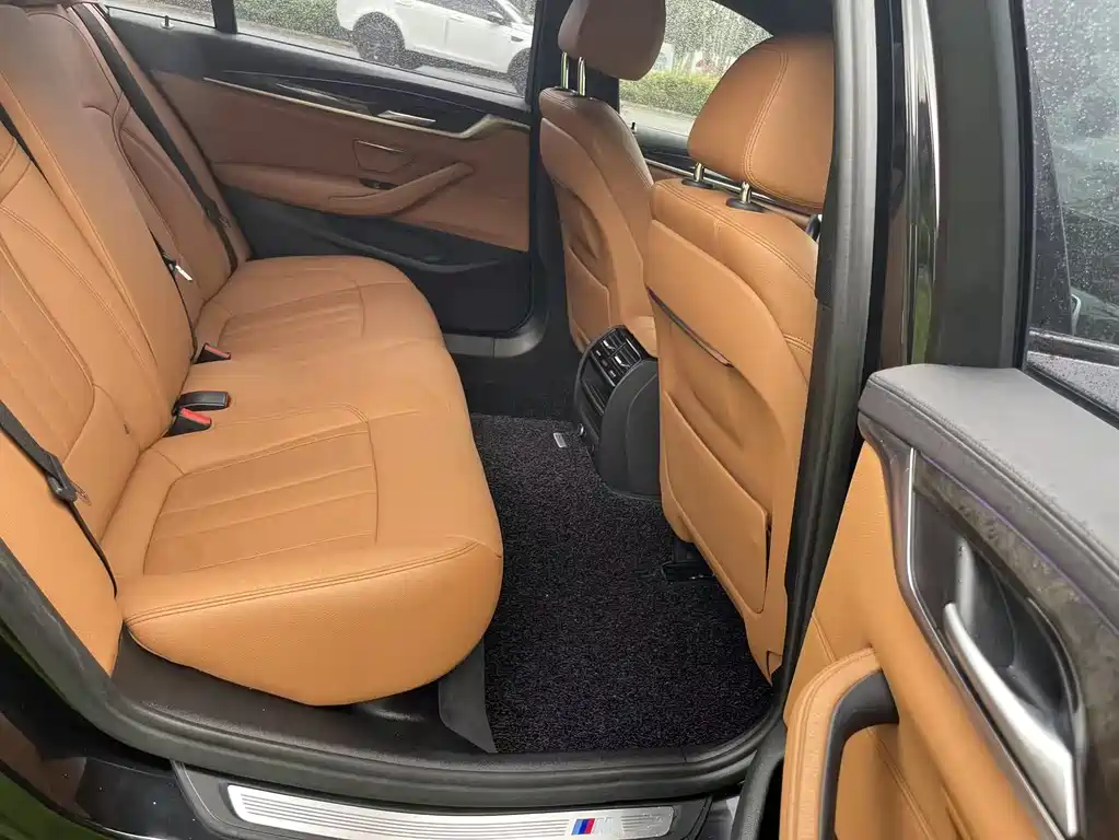 BMW 5 Series 2019 — фото 11
