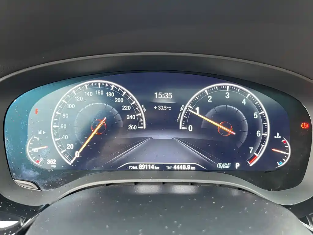 BMW 5 Series 2019 — фото 16