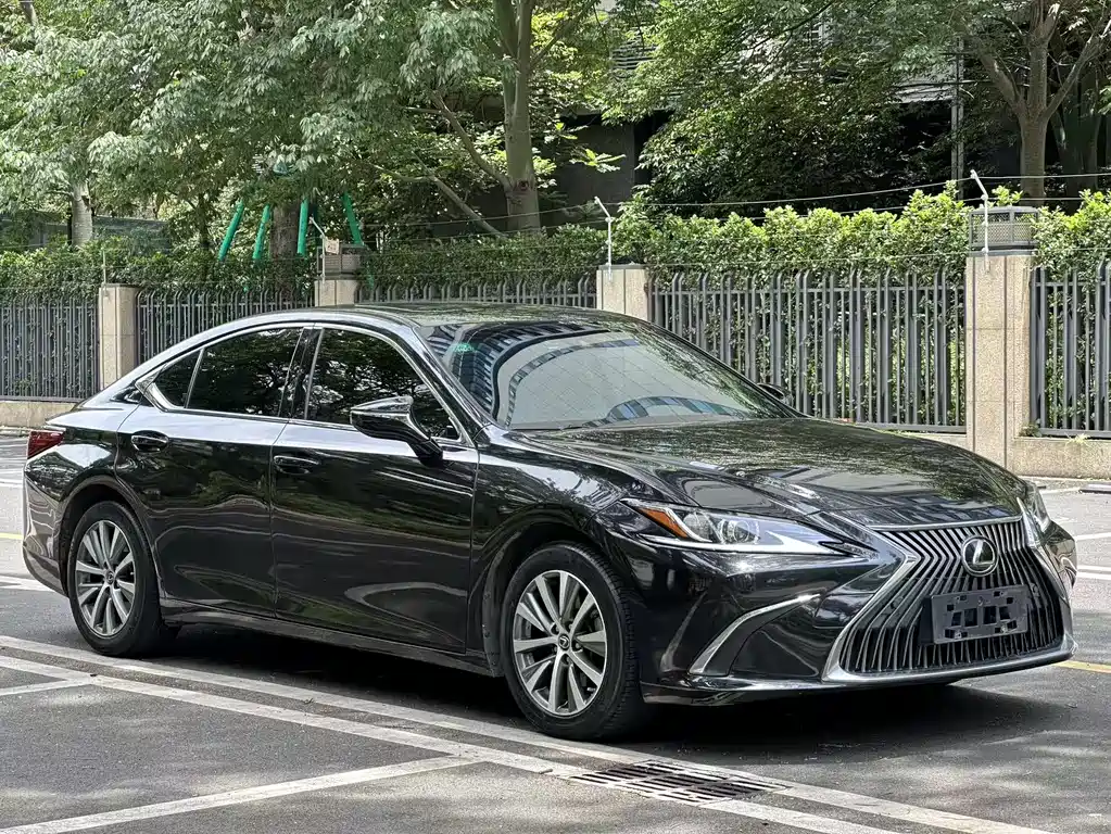 Lexus ES 2019 — фото 1