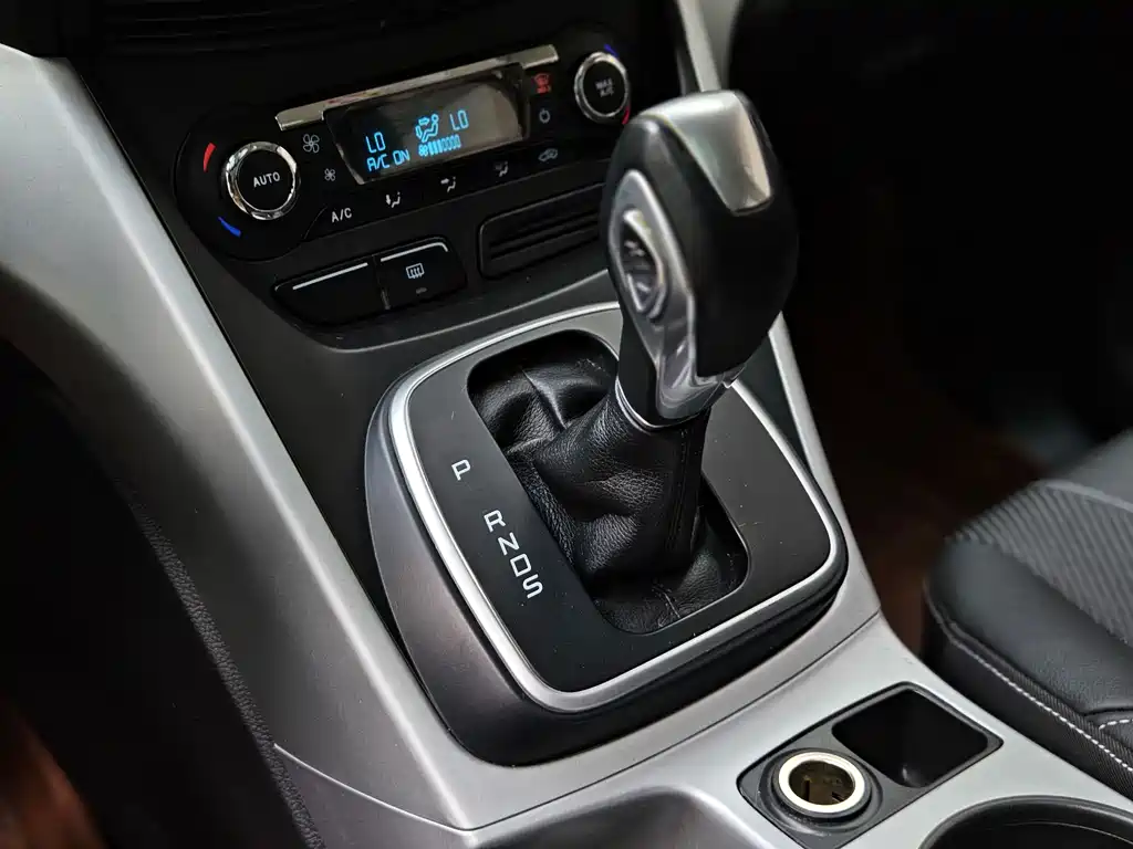 Ford Kuga 2013 — фото 13