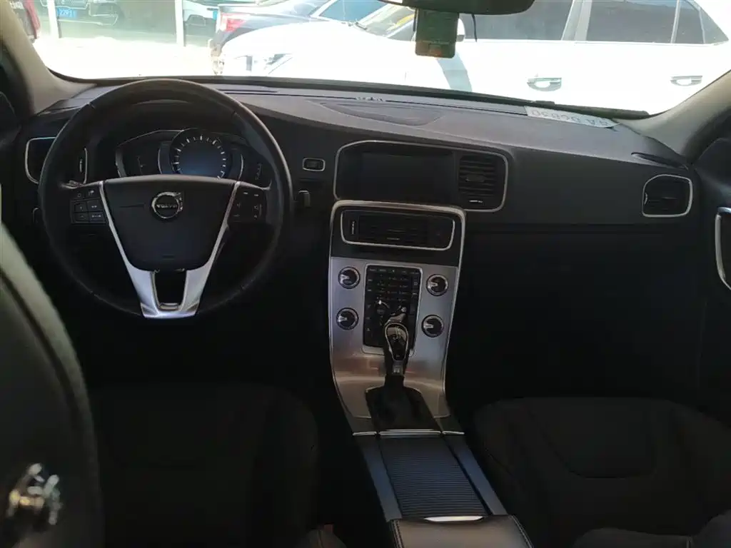Volvo S60 2018 — фото 10