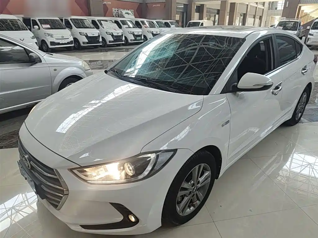 Hyundai Elantra 2016 — фото 1