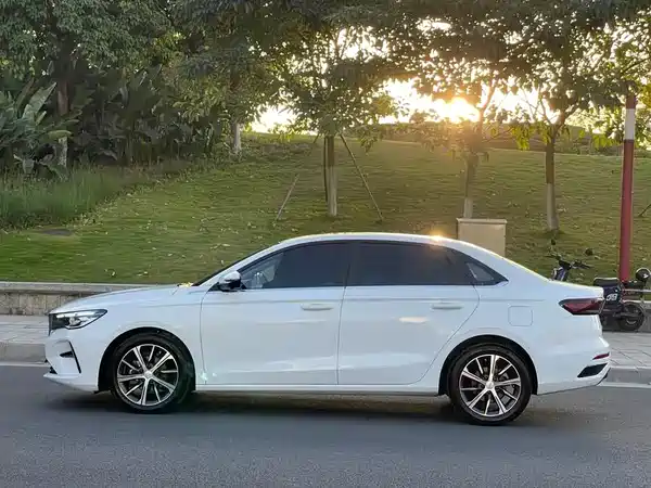 Geely Emgrand 2022