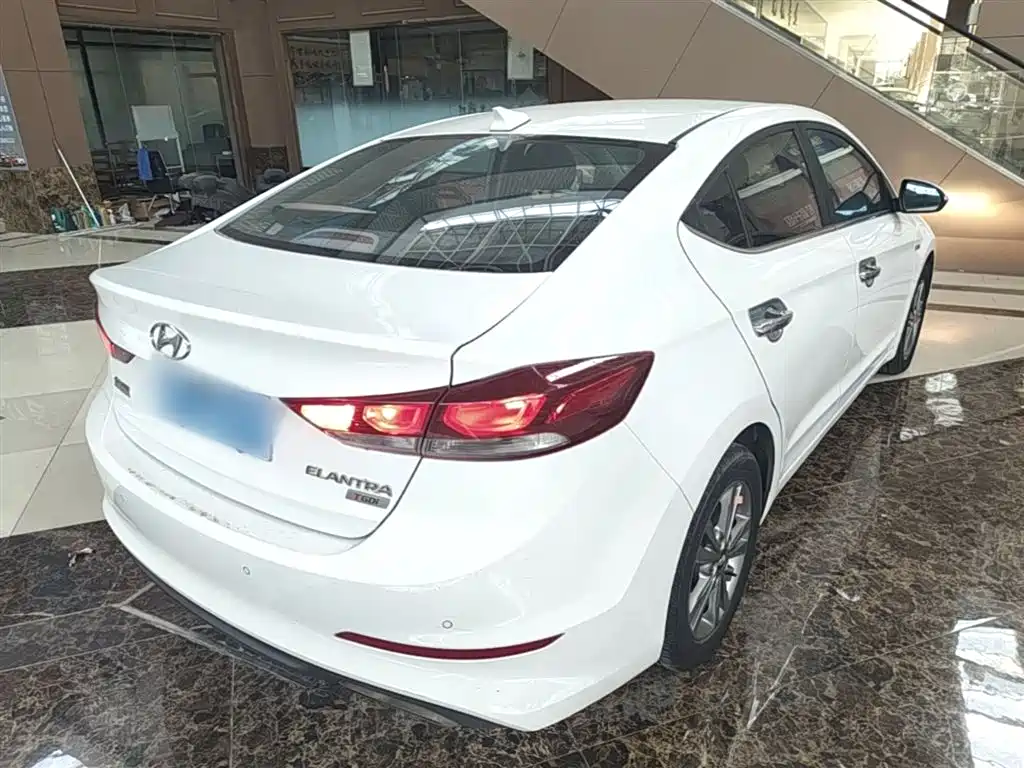 Hyundai Elantra 2016 — фото 7