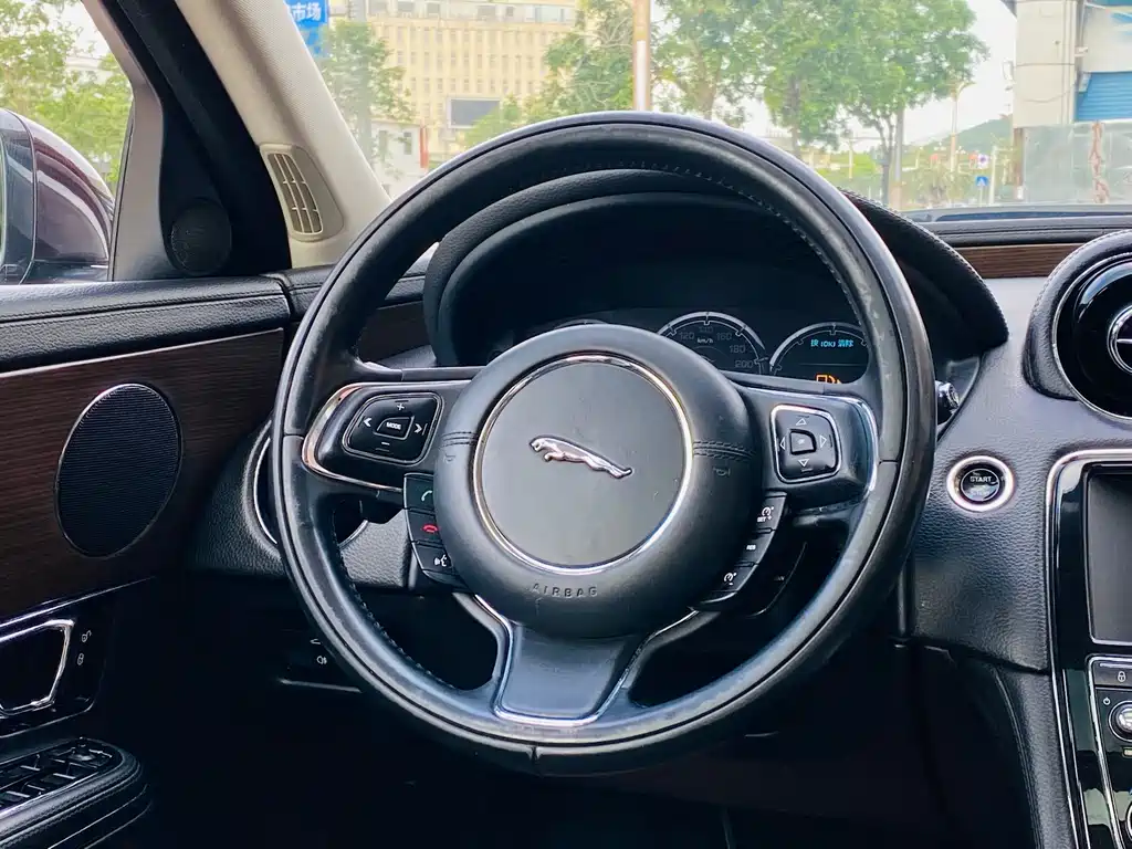 Jaguar XJ 2015 — фото 18