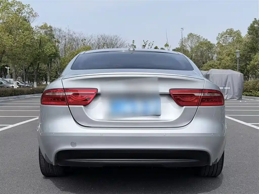 Jaguar XE 2016 — фото 15