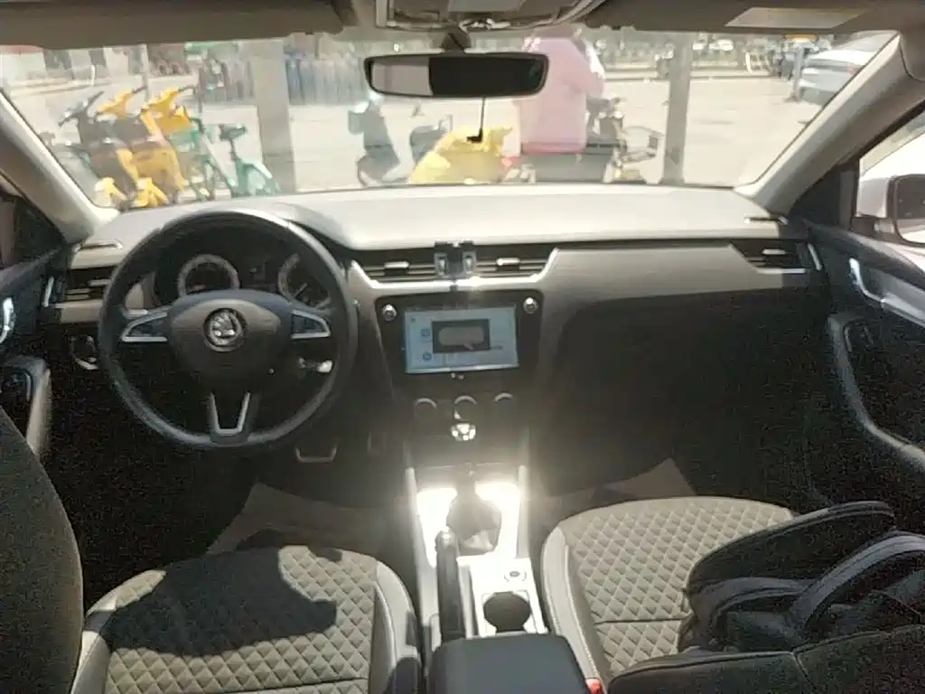 Skoda Octavia 2018 — фото 10