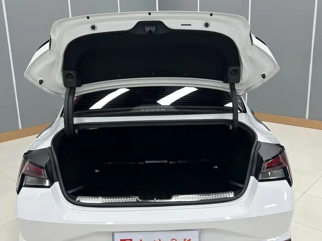 Hyundai Elantra 2023 — фото 18