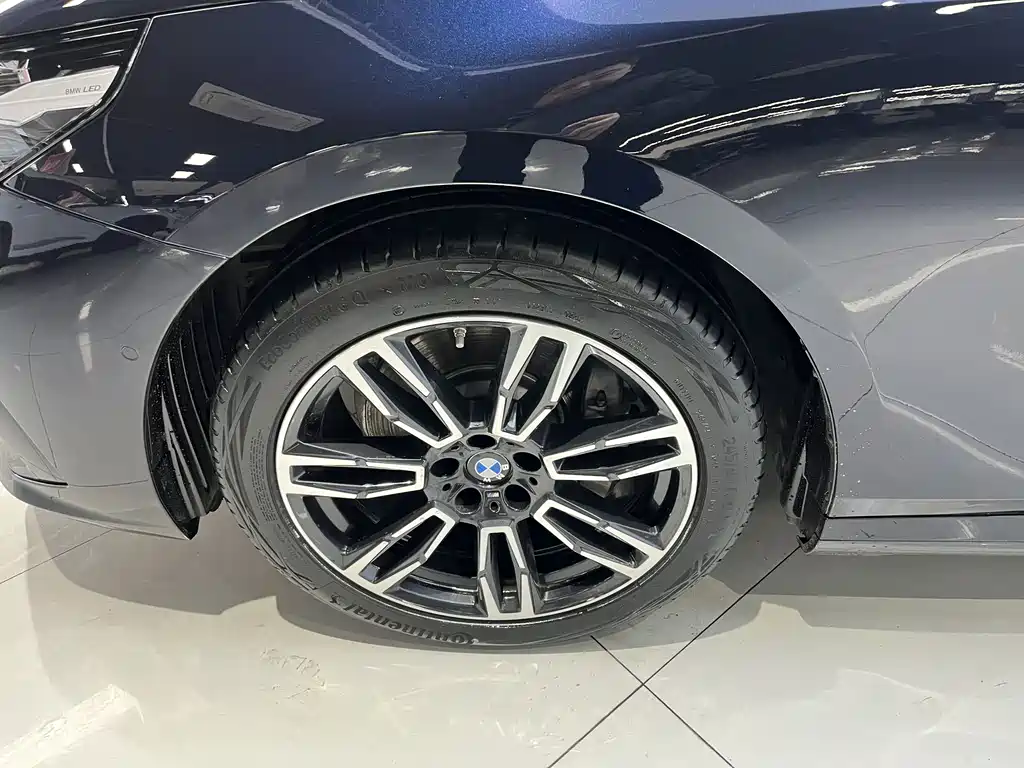 BMW 5 Series 2025 — фото 13