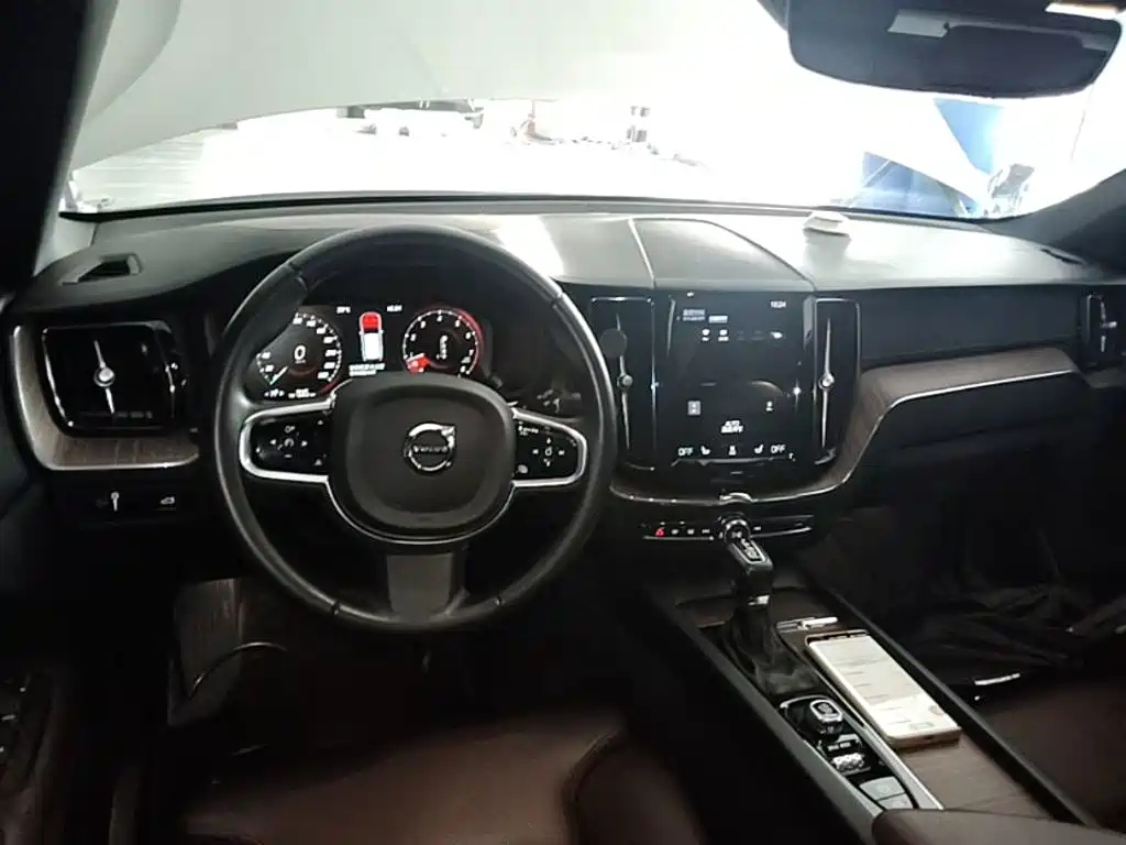 Volvo XC60 2021 — фото 10