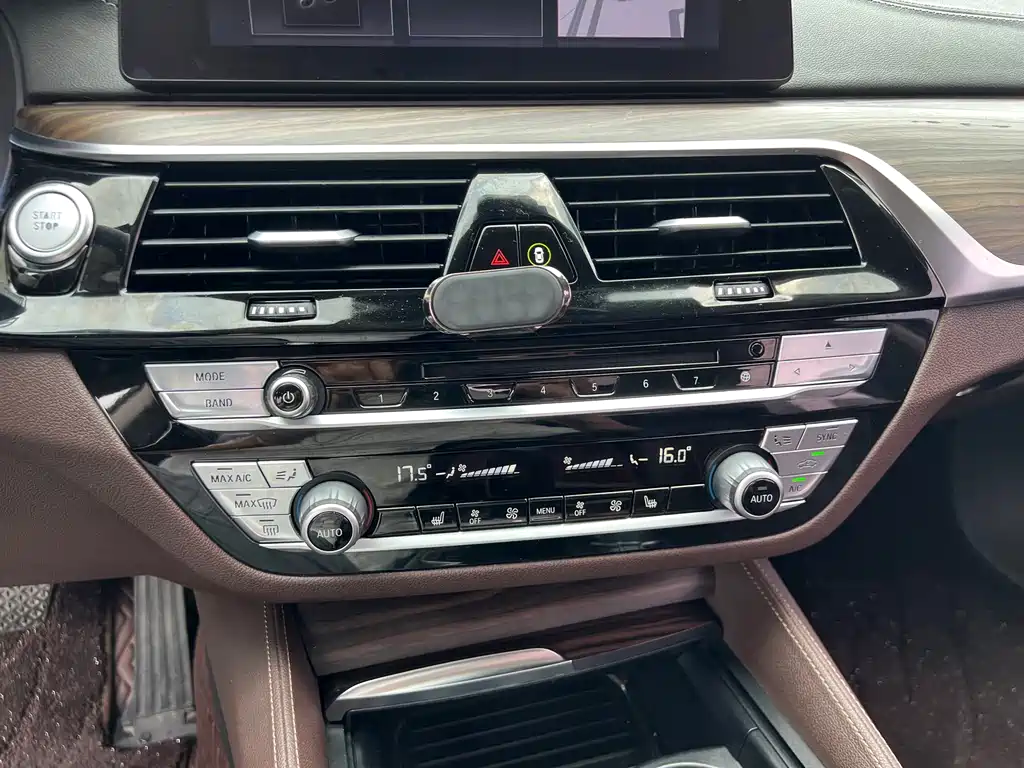 BMW 5 Series New Energy 2018 — фото 12