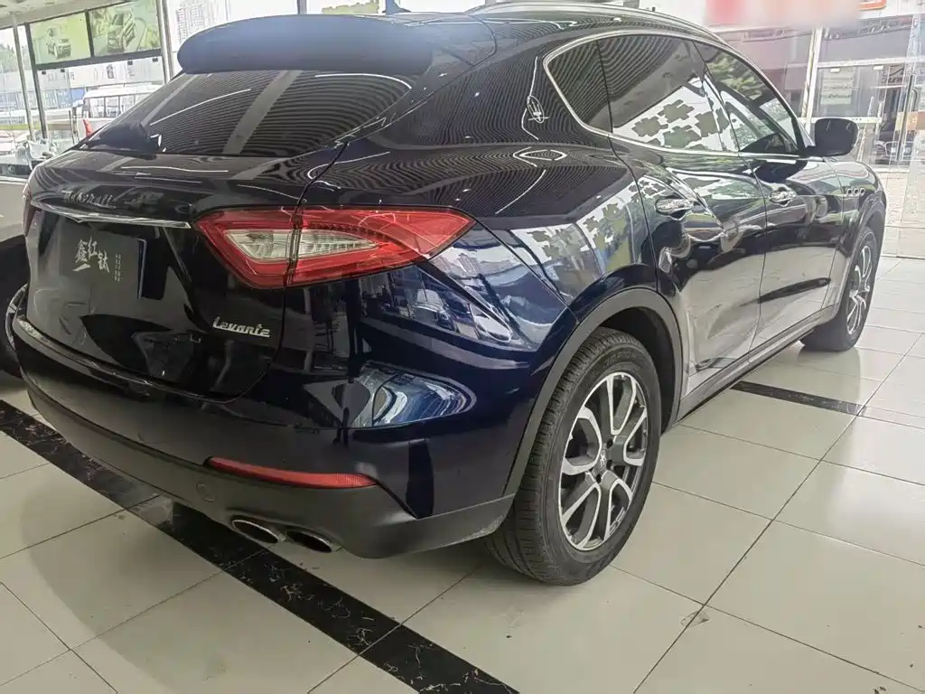 Maserati Levante 2017 — фото 11