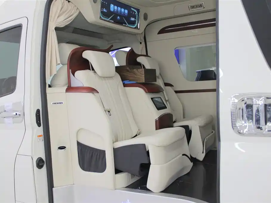 Toyota Hiace 2025 — фото 14