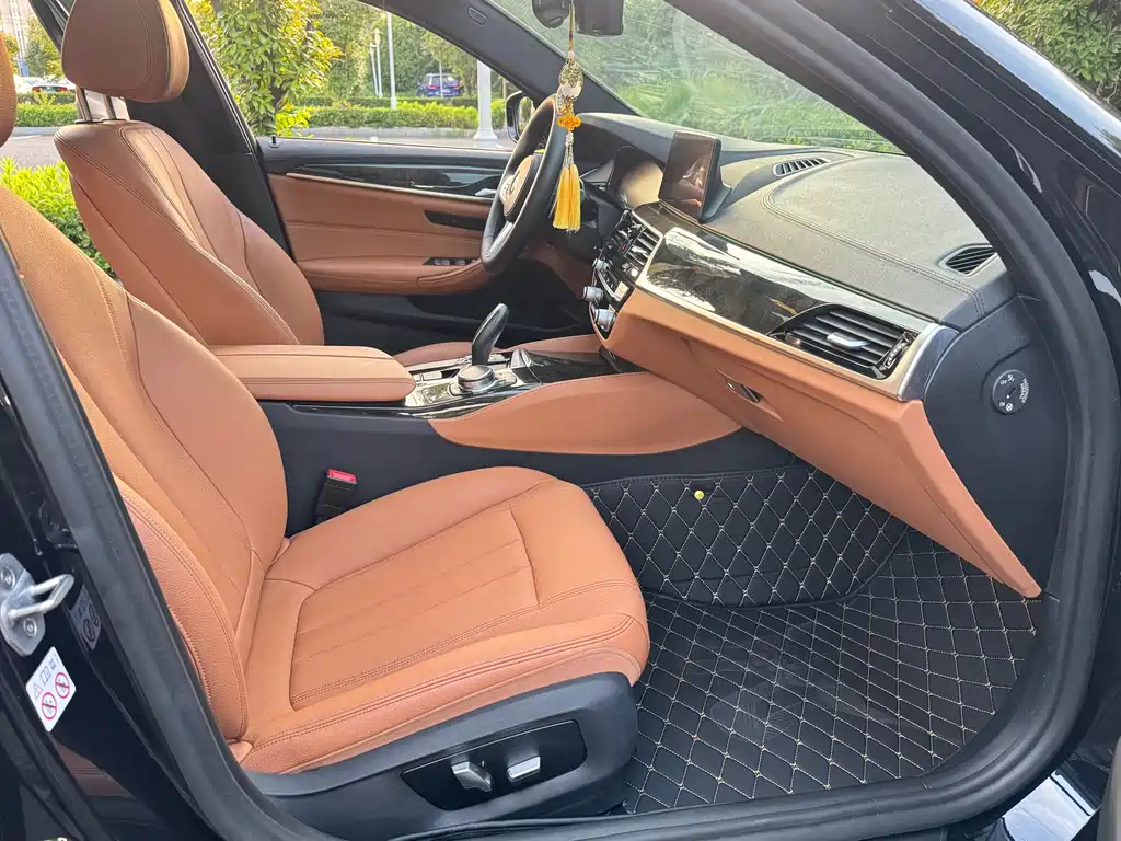 BMW 5 Series 2019 — фото 10