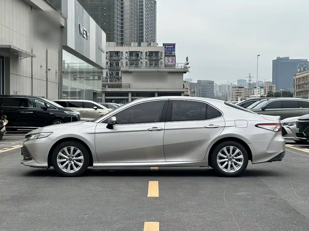 Toyota Camry 2019 — фото 25
