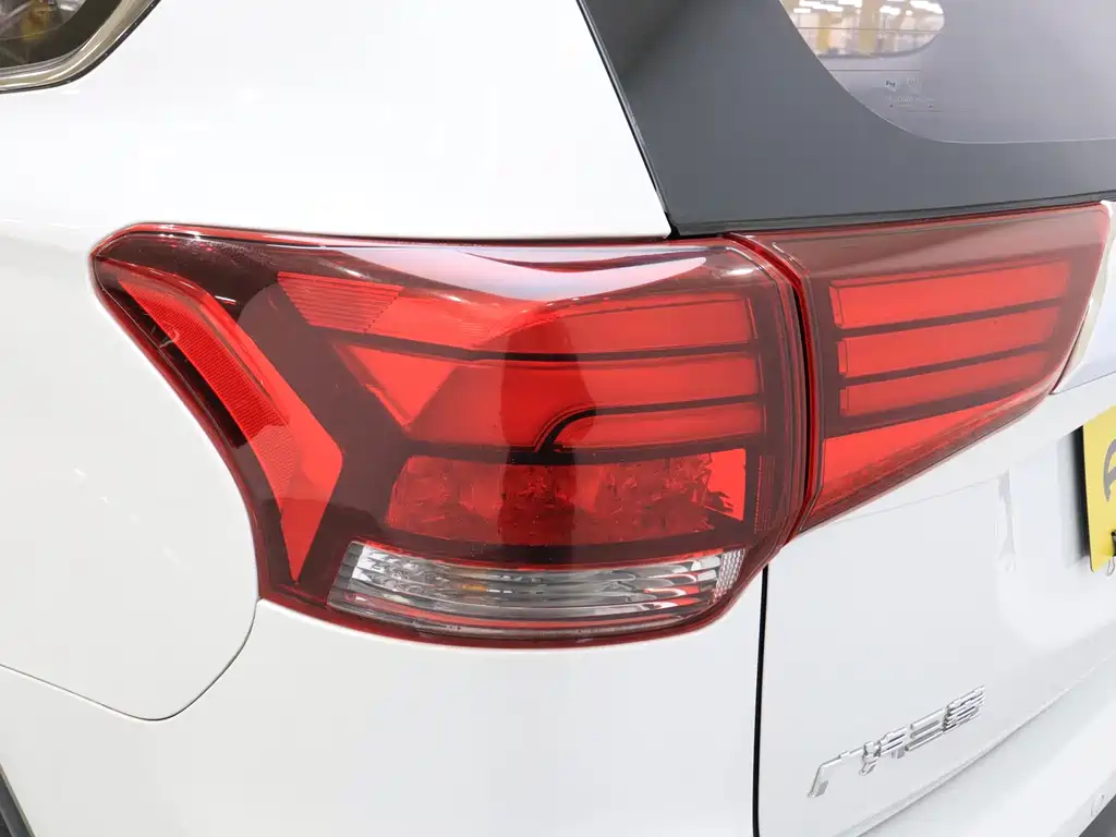 Mitsubishi Outlander 2019 — фото 6