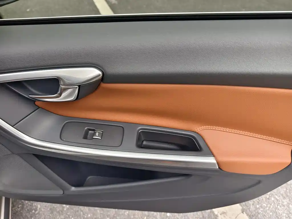 Volvo S60 2015 — фото 17
