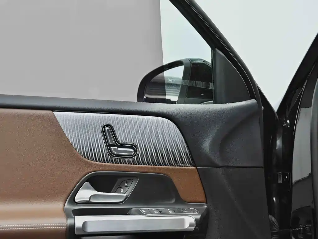 Mercedes-Benz GLB 2023 — фото 13