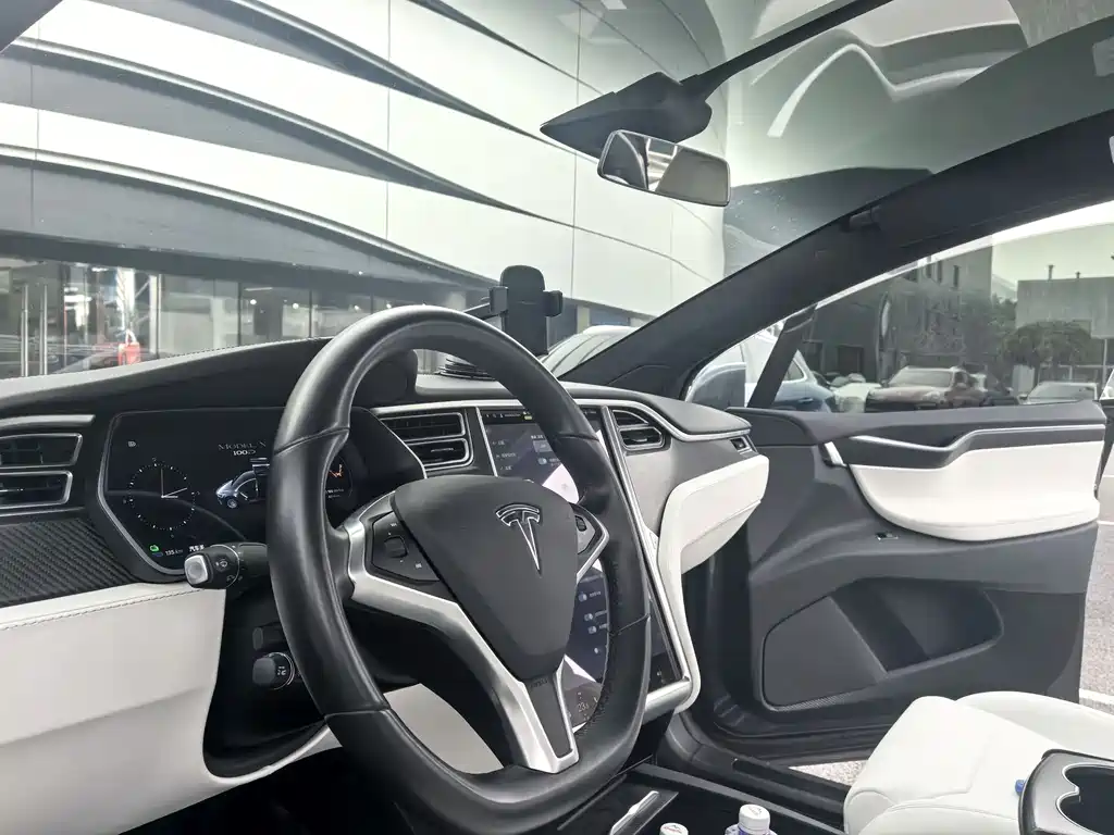 Tesla Model X 2018 — фото 9