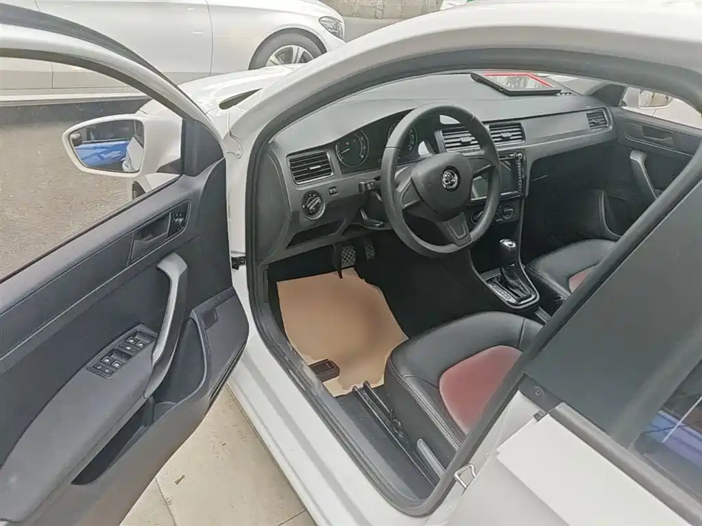 Skoda Rapid Spaceback 2016 — фото 16